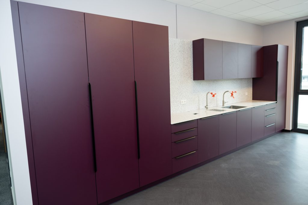 Moderne Einbauküche mit roten Hochglanzfronten und Kochinsel