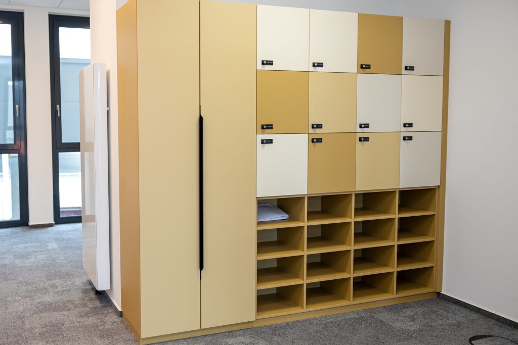 Montierte Schließfächer und Stauraummodule in einem modernen Büroraum – fachgerecht installiert für geordnete Arbeitsbereiche